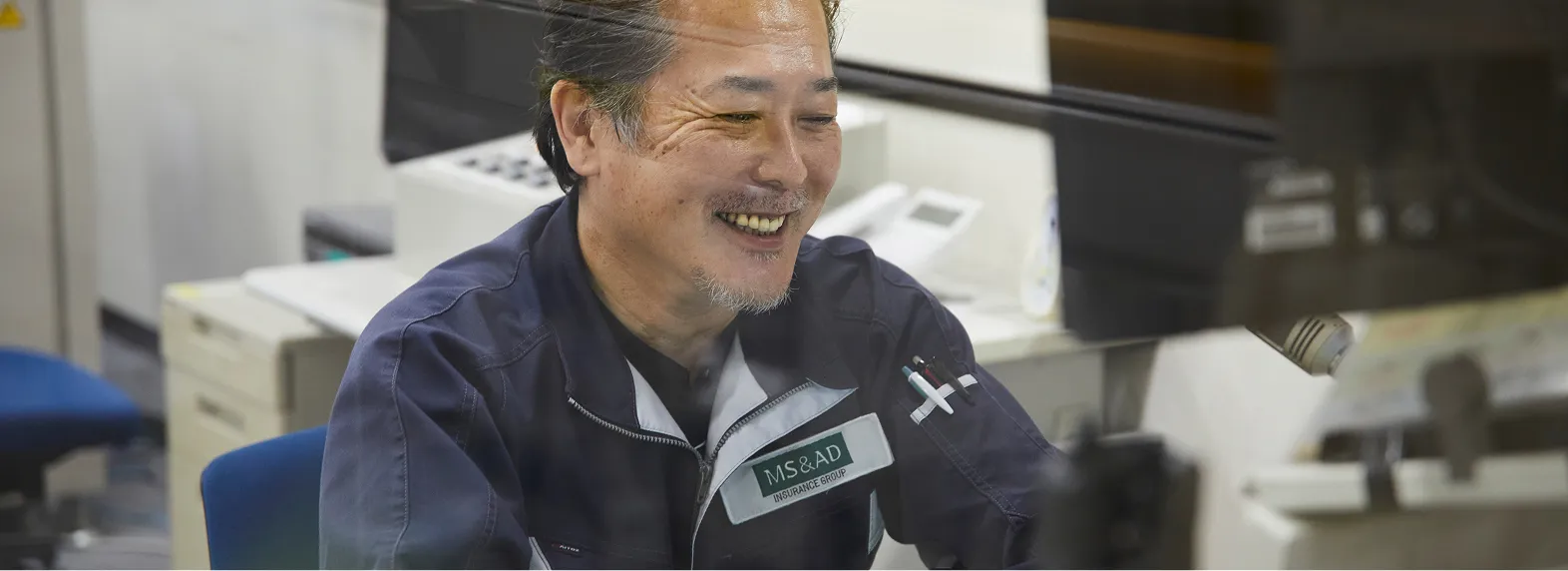 笑顔で働く従業員
